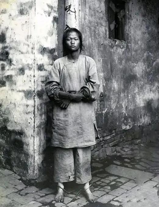 1895年，一名脚戴镣铐的女子被官府判处死刑，她因杀害外国传教士即将被斩首。临刑