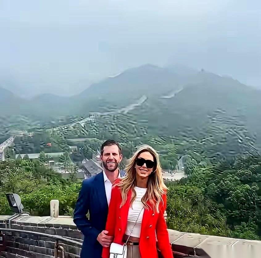 特朗普家儿媳妇劳拉，今天突然发了张照片。就这么一张照片，信息量却大得吓人。她
