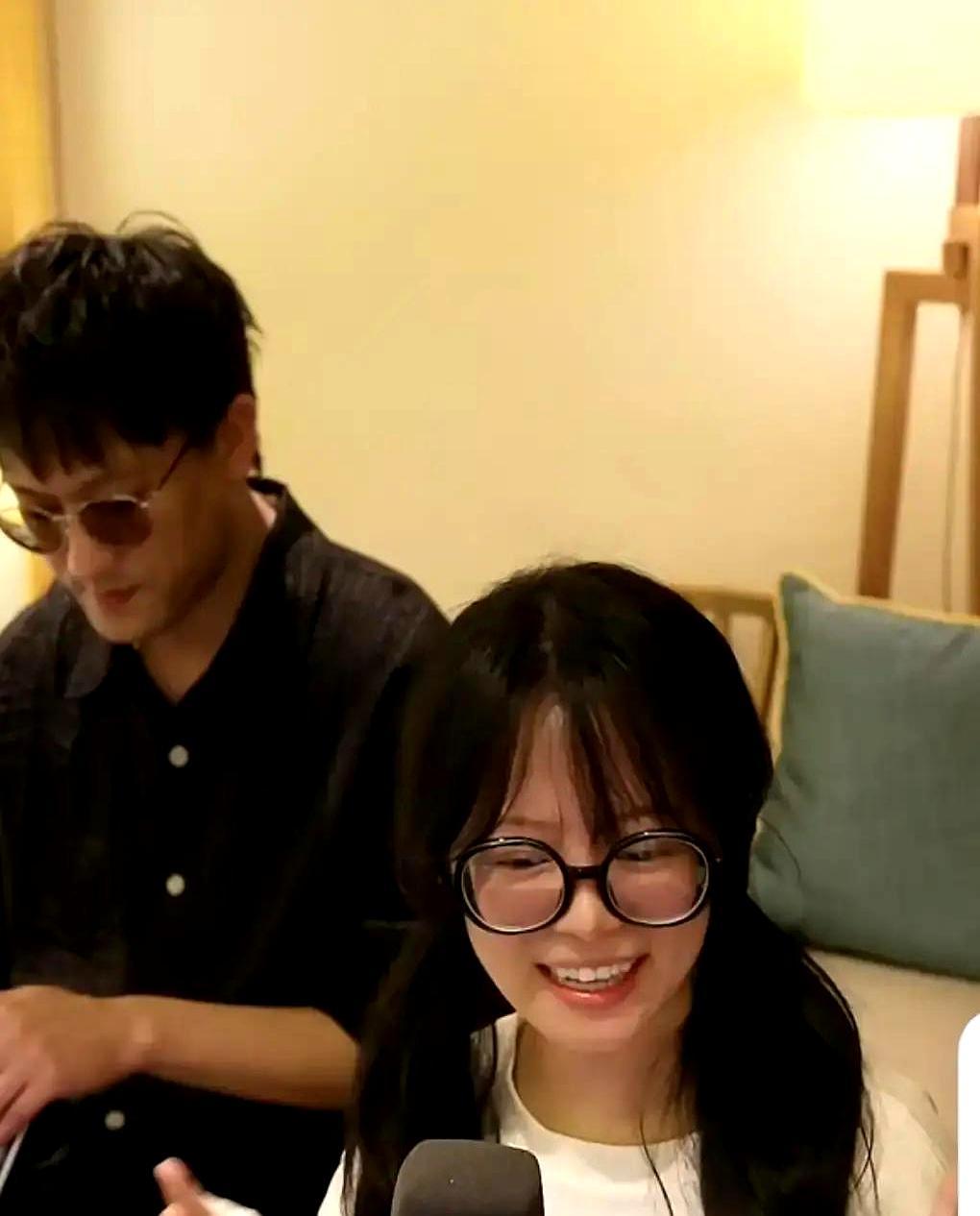 合体直播停了一年，不是主播翻脸，是粉丝把芝麻吵成了西瓜。去年这时候，他们还