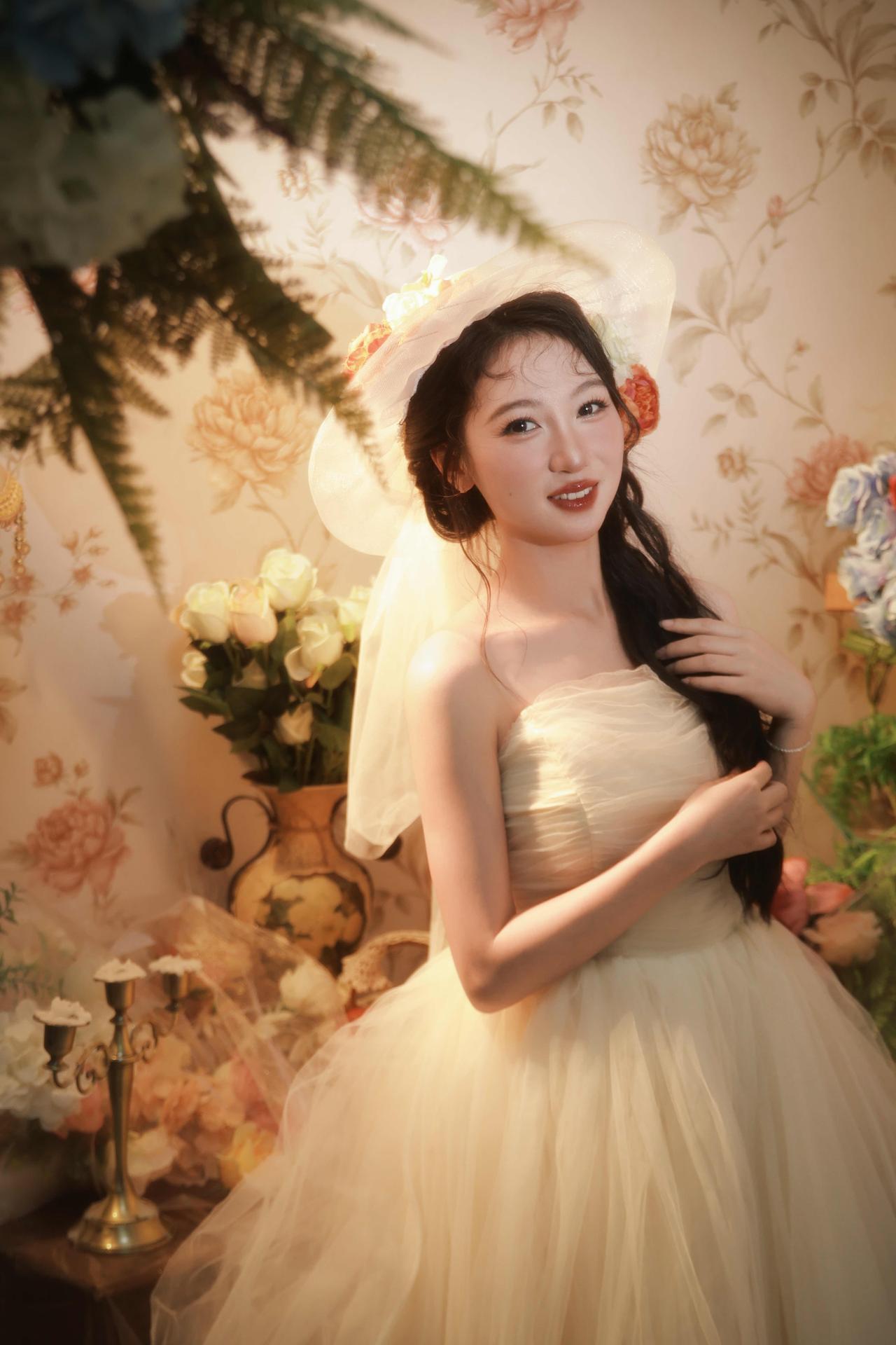 莫奈的花园，也不过如此吧。🎨🌻这组法式油画写真，把阳光、草地、野花和蕾丝裙