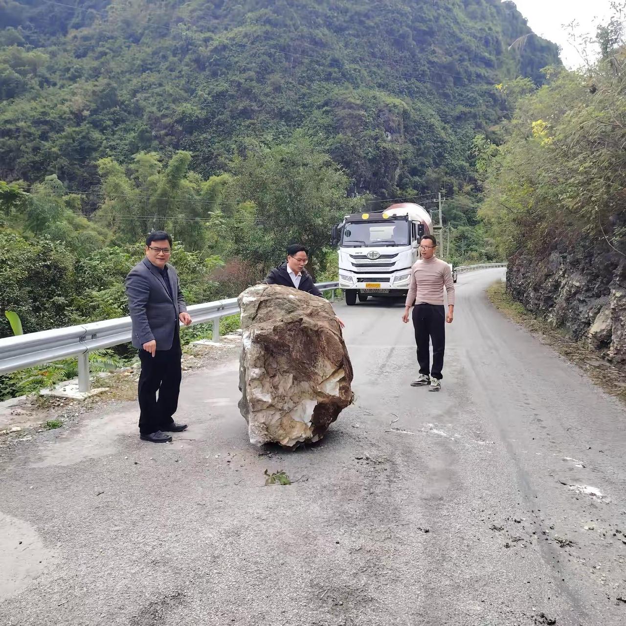 山石滚落阻交通干群合力除隐患