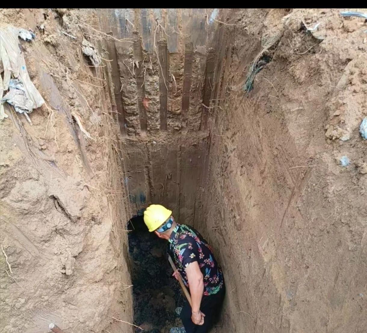 这个叫有限空间作业吧，顶管施工空间往往是小而深，所以更需要做好围护。违反规范必然