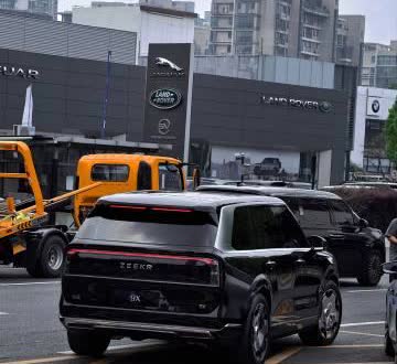 极氪9X实车出街了，估计离上市预热也不远了看图这个环形尾灯上下部分还可以