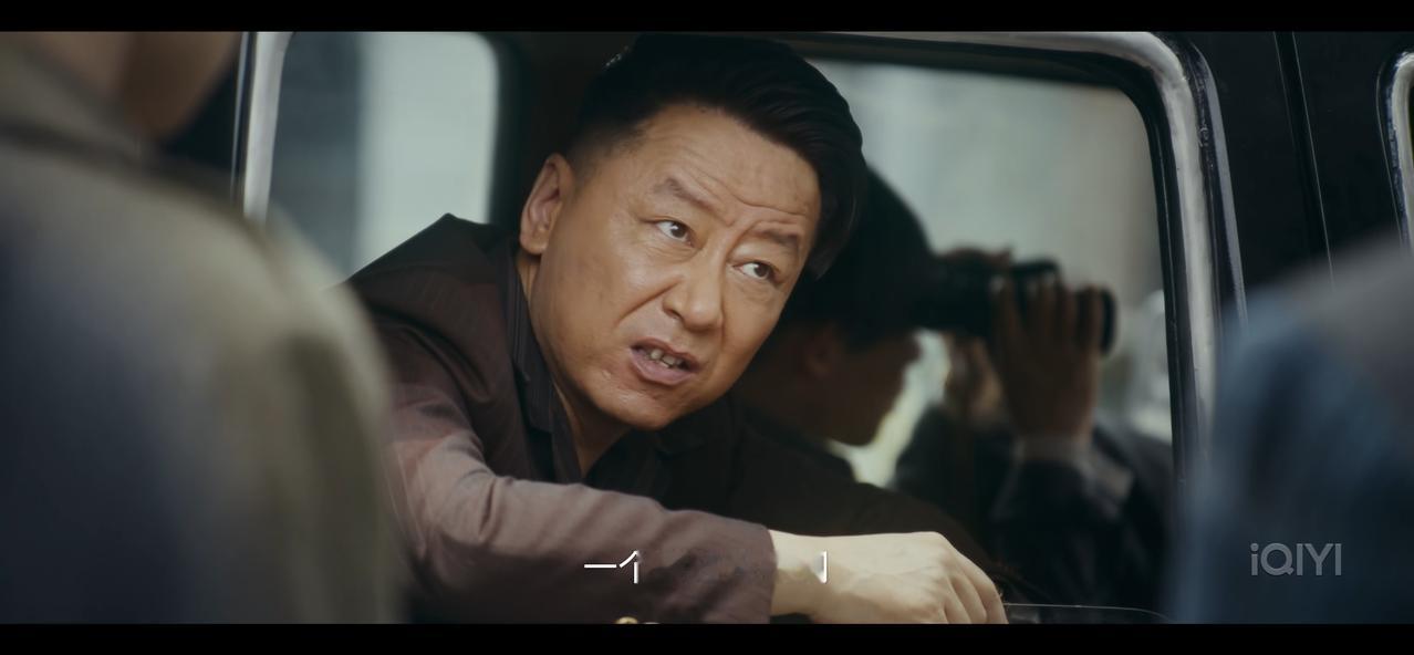 《风与潮》黄公杰总是喜欢笑！何贤看见他浑身不自在。何贤很饿，看着一桌子丰盛的