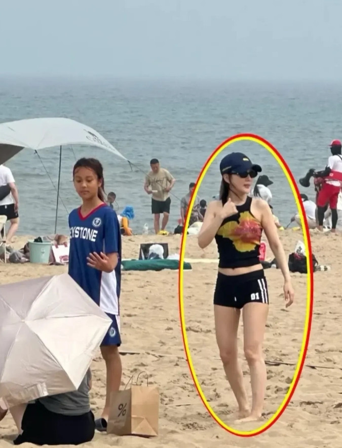 原来李小璐现实中长这样的，不仅长得漂亮，身材比例也很好啊。[玫瑰][玫瑰][