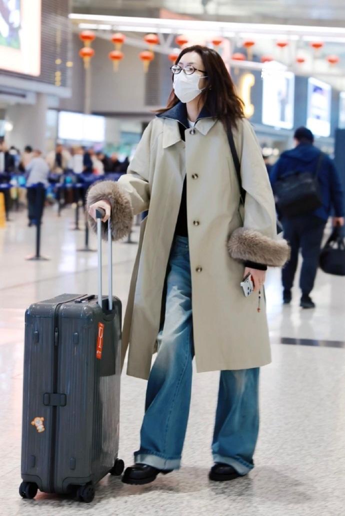 最近刘雯现身机场，她这次穿的很潇洒，也很有时尚风情，确实是特别的漂亮。刘雯里