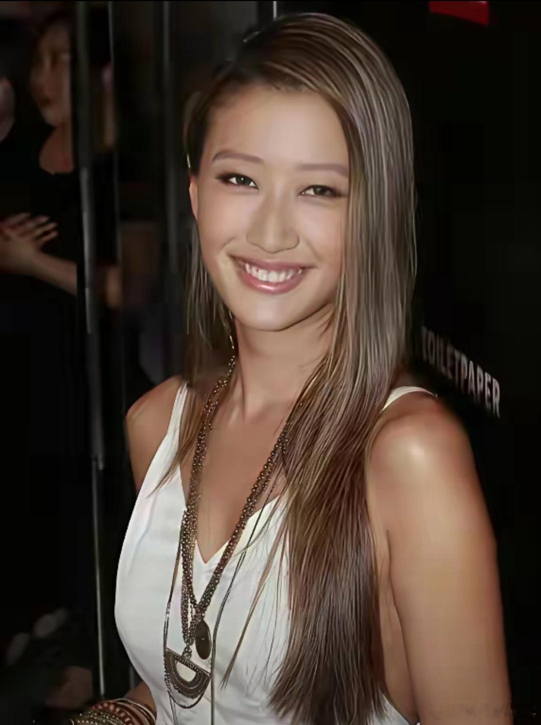 以前觉得谢婷婷皮肤偏黑，穿搭又偏欧美风，算不上传统意义上的美女现在回头再看才发现