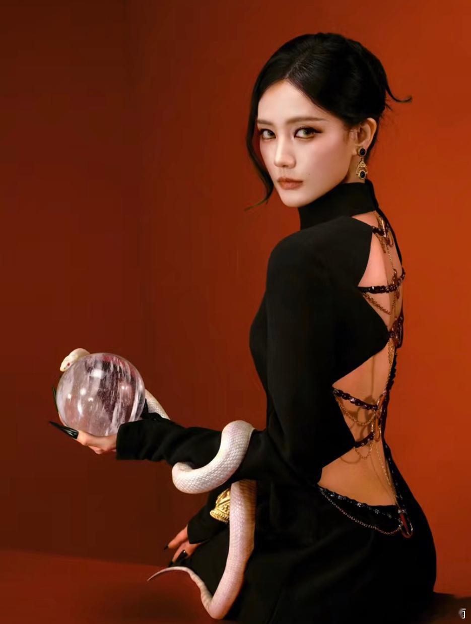 李一桐芭莎之夜造型来了，黑色系冷艳造型手挽白蛇，暗黑系女王[墨镜]​​​
