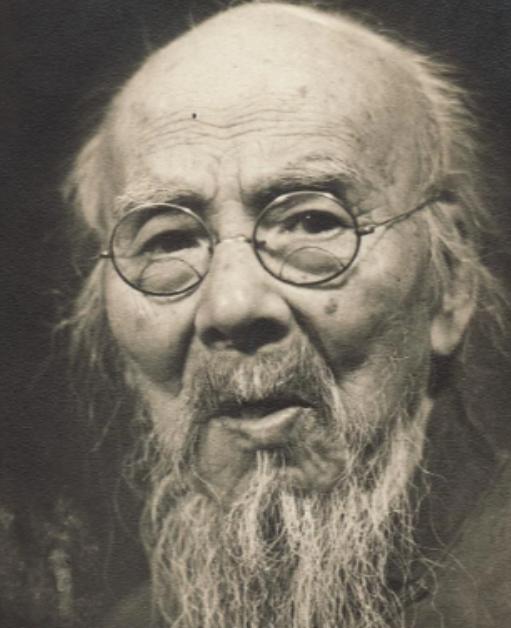 齐白石在古玩店发现了自己的画，老板要价8000元。他看后皱了皱眉，连连摇头：“只