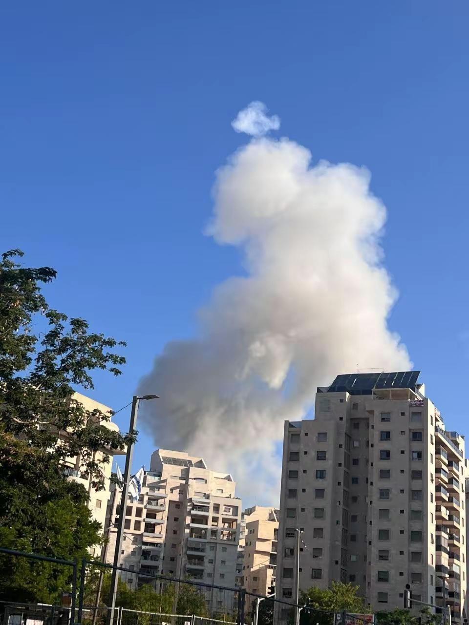 以色列有建筑冒浓烟了，是不是伊朗发射的导弹击中了目标？2月28日，突然就是一