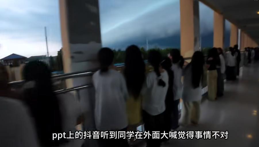 “这一幕太熟悉了！”近日，河南，男生正在教室玩，突然听到女同学在教室外大喊，而且