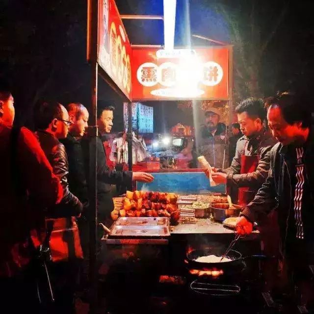 依路而摆的龙首村夜市,短短不足百余米,驻扎着上百个小吃摊位