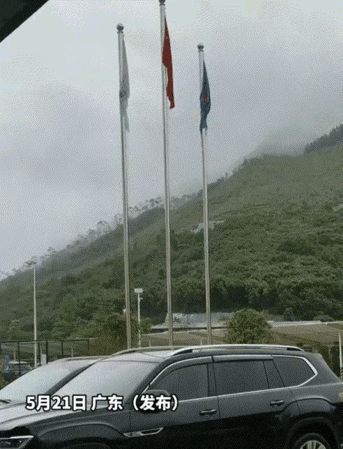科学都解释不清楚了”。广东，男子下雨天看到五星红旗被雨淋湿，心血来潮对着国旗唱起