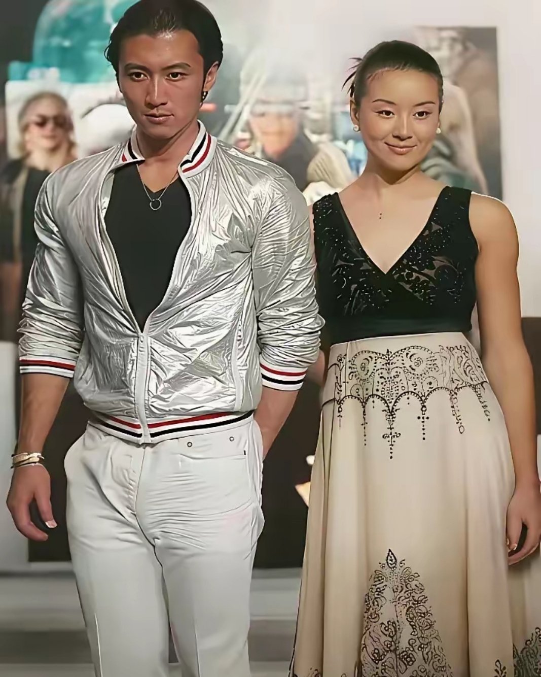 董洁和谢霆锋同框，一眼梦回青春。如今状态大气舒展，年轻时更是清丽动人，颜值气质都