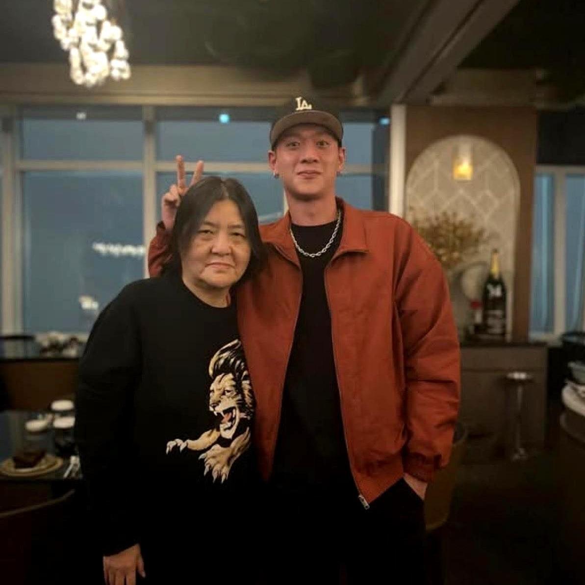 陈宝莲23岁遗孤近照曝光。当年陈宝莲坠楼后留下的男婴，如今已23岁。近照中他