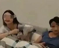 河南一男子凌晨5点下夜班回家，撞见妻子与情人在自家床上发生关系。男子情绪失控抄棍