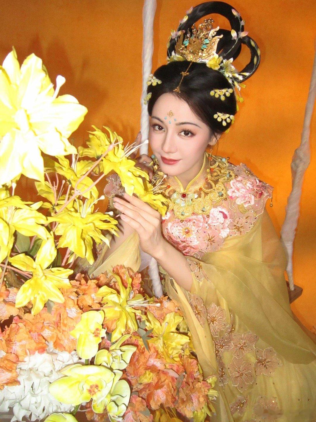 迪丽热巴中秋限定迪丽热巴中秋奇妙游出图迪丽热巴中秋限定，好美，[爱心][爱心]