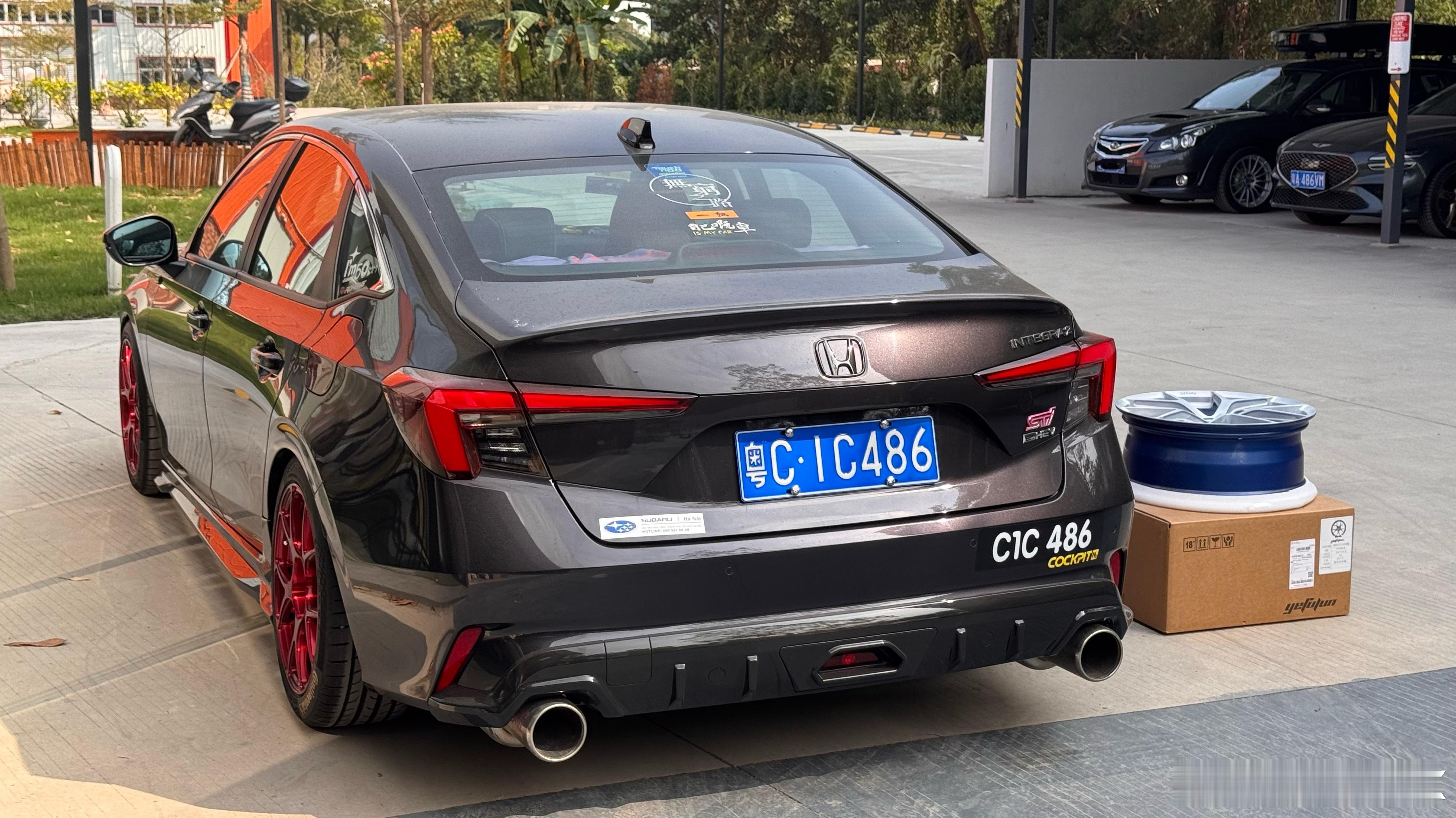 型格这两块车牌就挺好看的但粤车南下再加一块就不好摆了……而且颜色会很乱目前的方案