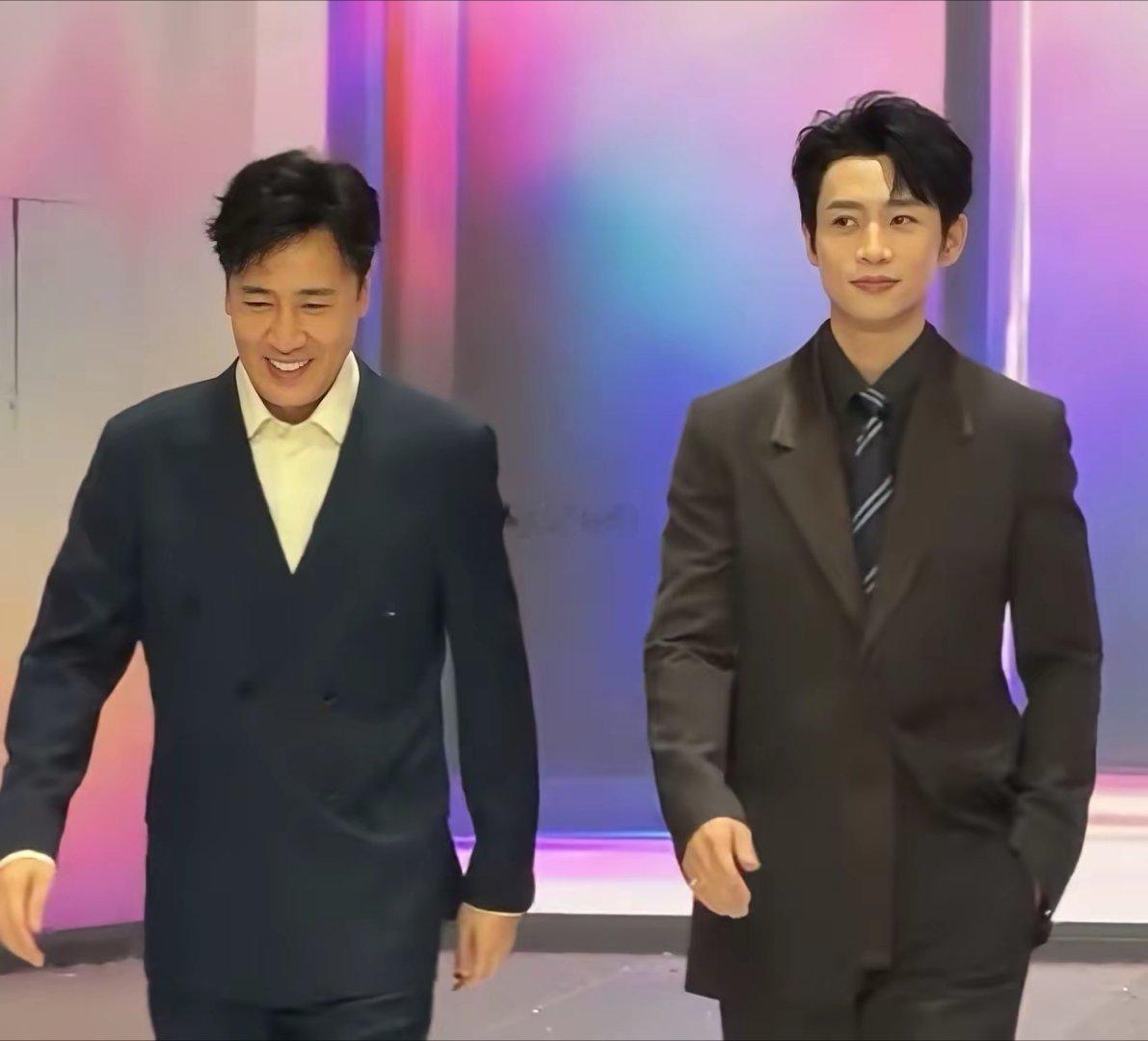 一开始我怀疑于和伟说谎了，后来我怀疑魏晨说谎了，但我仔细一看，发现两人都没说谎，