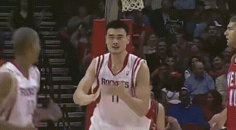 从这个退防可以看出，姚明在NBA成功绝不是靠天赋和中国市场。80%靠努力训练，