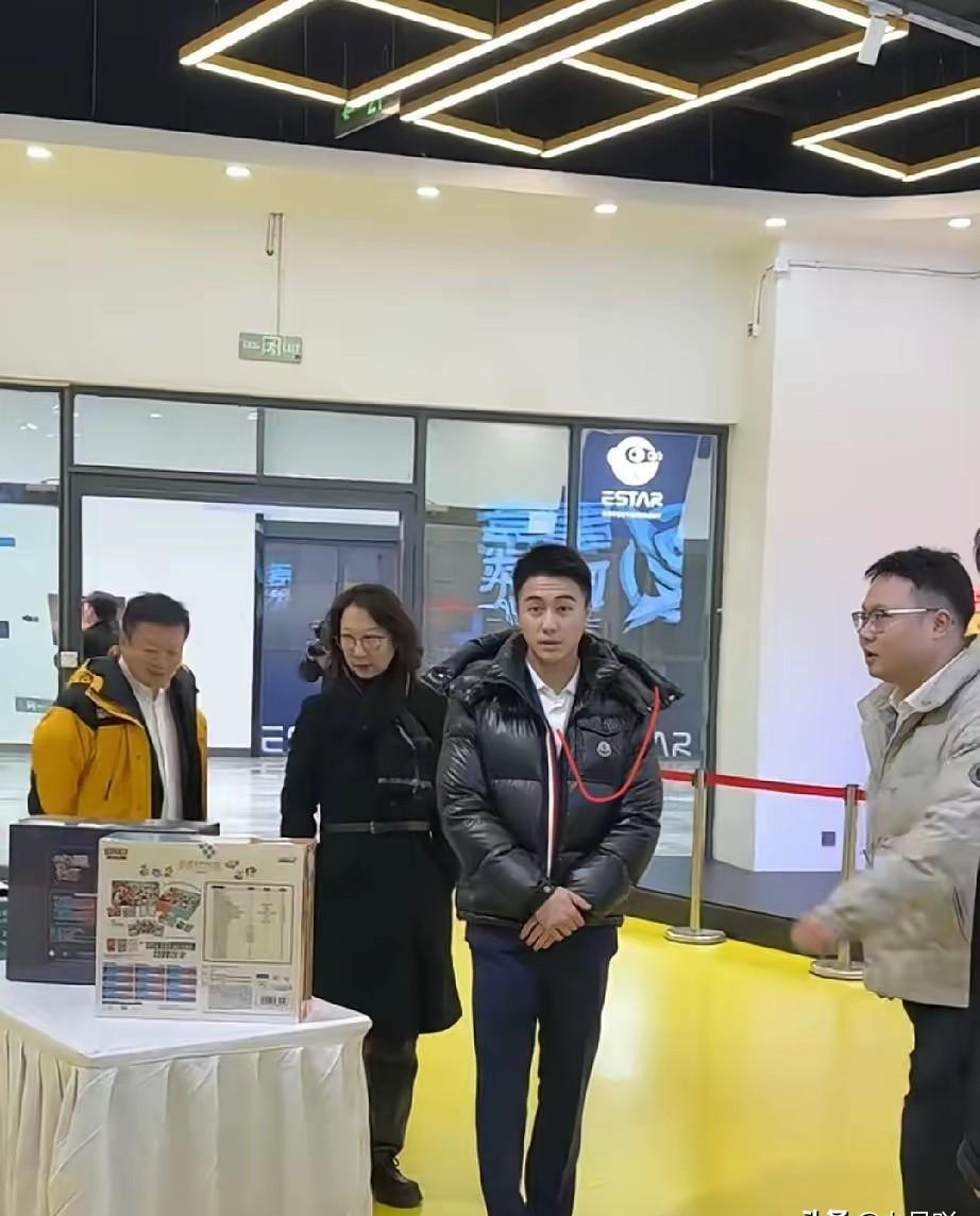 别再问我Moncler凭什么卖3万了。你付的不是羽绒费，是阶层社会的“入场费”