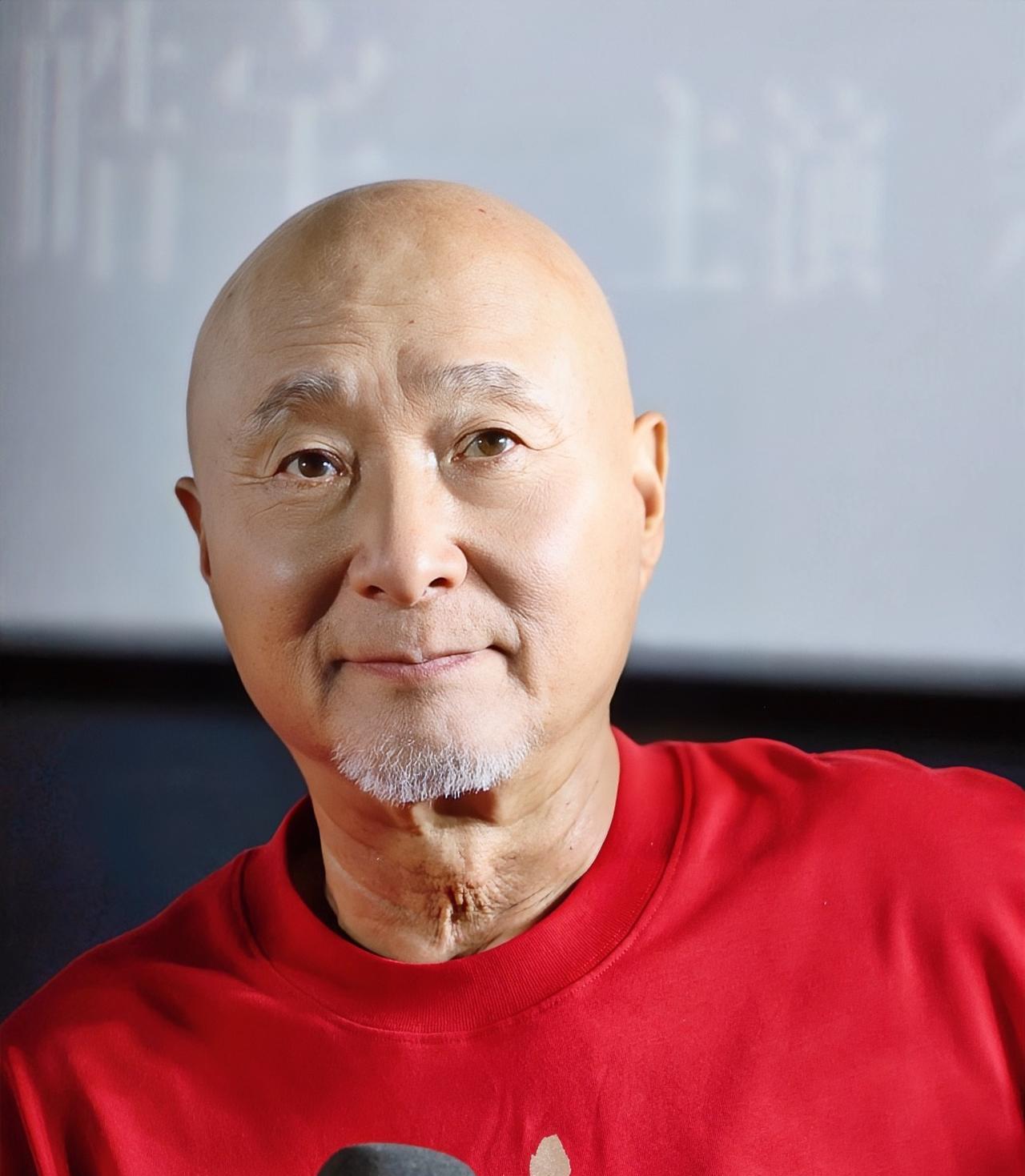 黄渤说：“真正的喜剧是让你笑完了心里发沉”，这话放在陈佩斯身上再合适不过了，