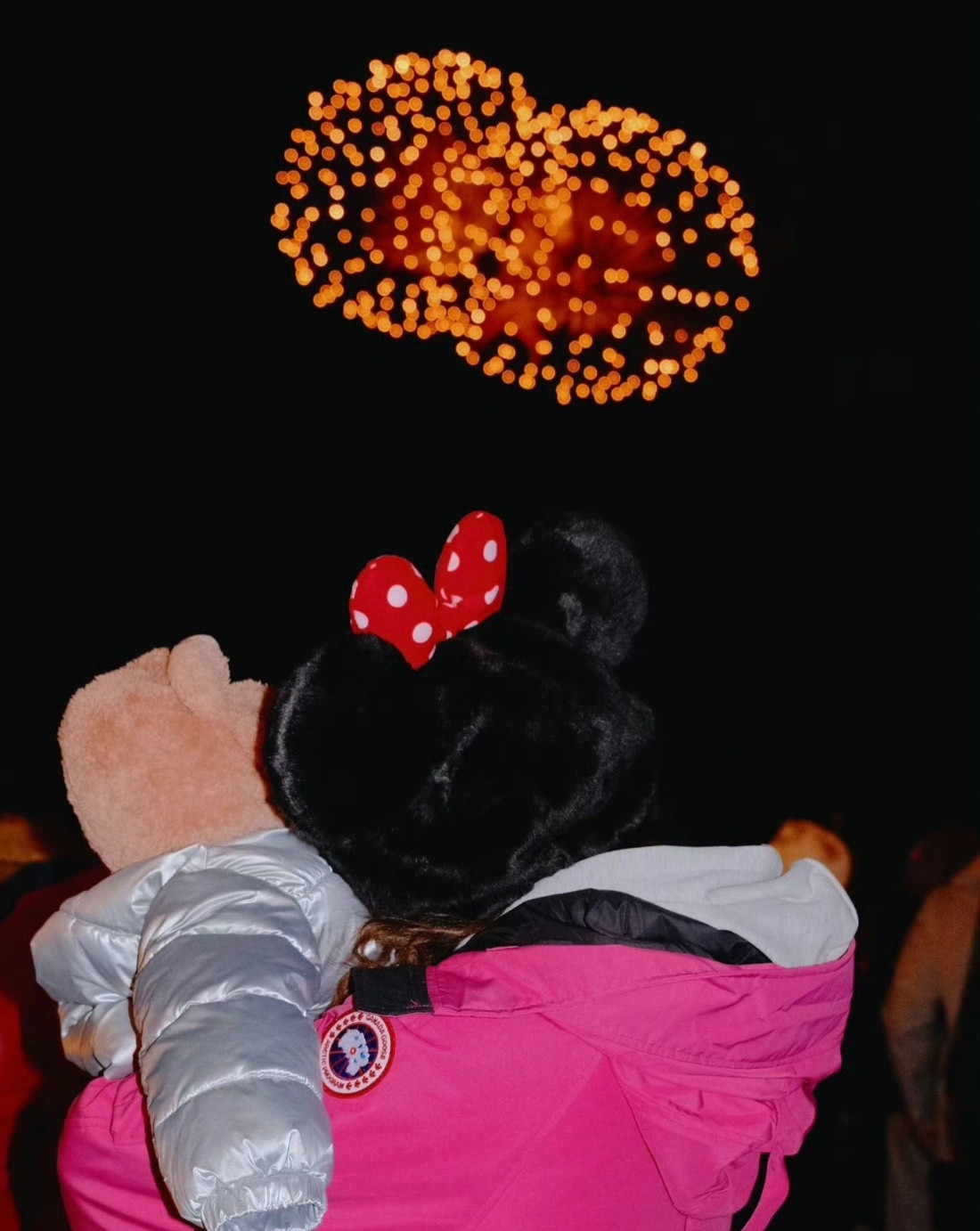 鬼鬼带女儿去迪士尼鬼鬼当妈妈了，还是这么可爱！把女儿照顾的很好！