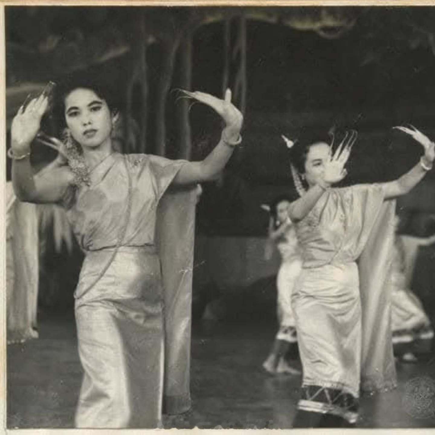王室王室泰国王室暹罗往事老照片：1958年，兰佩潘妮王后参加海军中尉，蒙銮彭萨