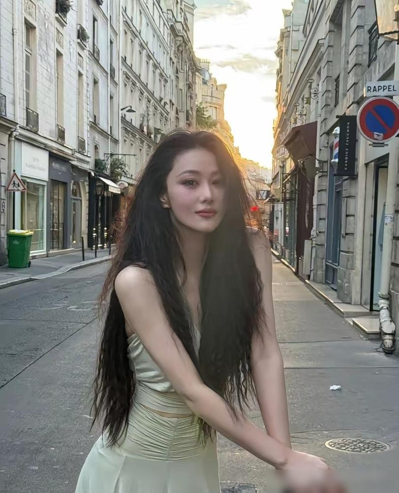 张馨予天天养花度假？她的钱根本不是靠拍戏综艺！这几天被问爆的张馨予咋维持开销，答案藏在工商信息里。2