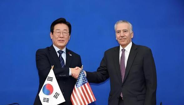 韩国为啥反华？韩国教授一语道破根源。他说：以前我们觉得美国能压制中国。可现在听到
