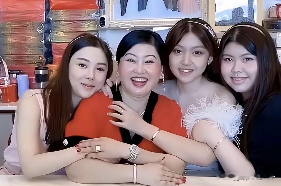 蔡天凤和妈妈妹妹们合影，看得出来蔡天凤面相好眼神温柔，她母亲脸看着圆润，是有福气