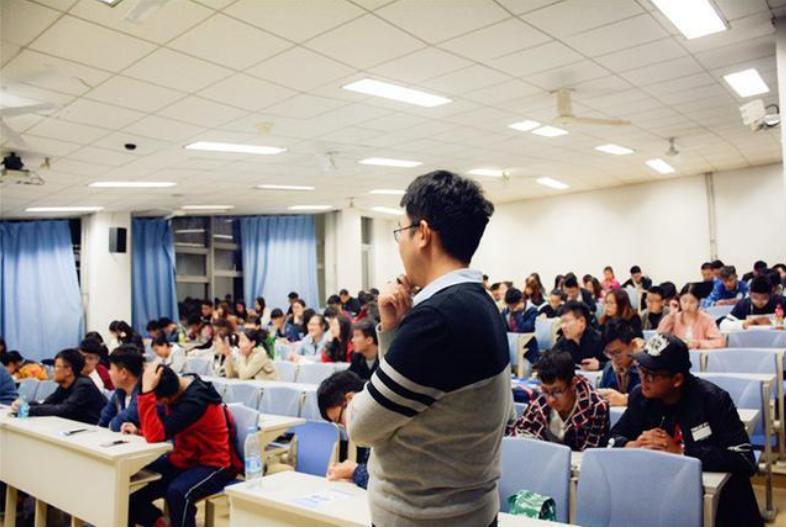 今年开学季，数码三件套的涨价，把不少家长整不会了。 低端笔记本从三四千起步价