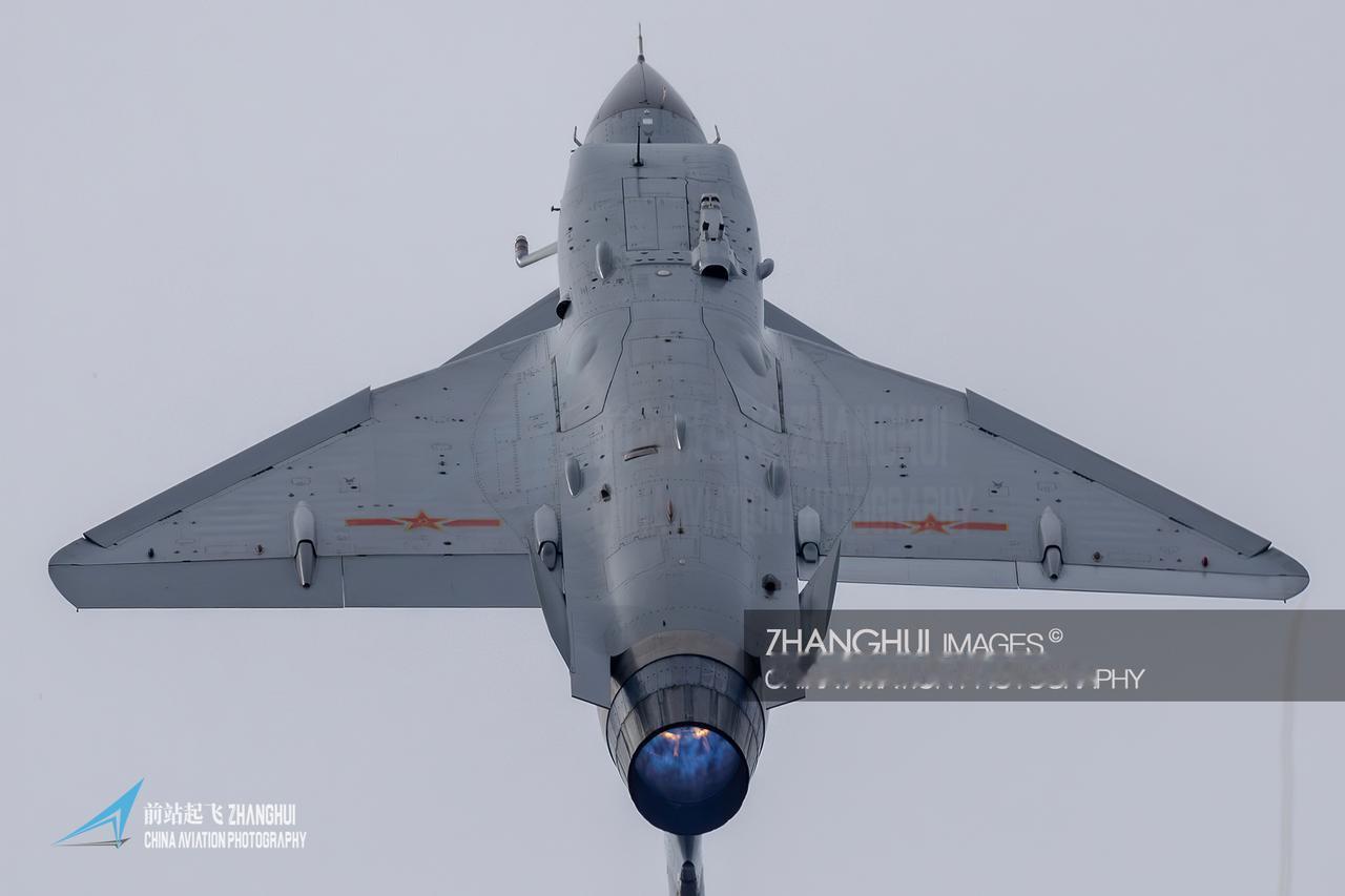 歼10S的机腹视角，一大堆装挂架的洞洞​​​