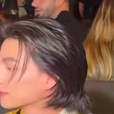王亚飞杨紫杨紫奔赴米兰时装周，全程由化妆师王亚飞操刀妆容，这组海外造型收获大量