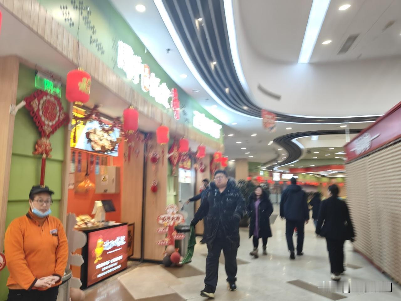 有一次从张家口本市区、宣化、涿鹿出发跟团旅游，大巴车行驶在半路进了一个服务区，大