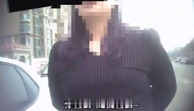 报应来了！7月7日报道，河北唐山，一女子把一老汉撞成重伤，两年后老人不治离世，法