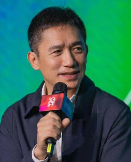 梁朝伟和刘嘉玲是不是财务危机了感觉今年他们两口子有点太活跃了，刘嘉玲参加综艺，