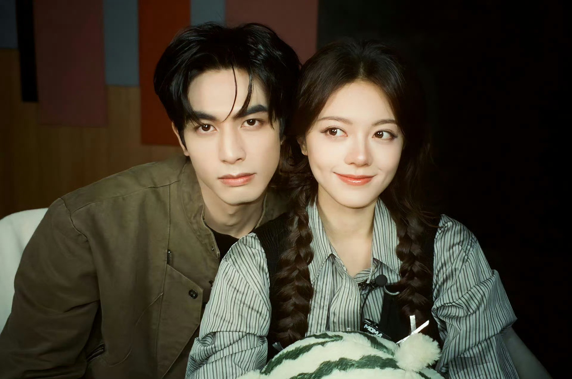 赵今麦穿宋威龙衣服以为是聂曦光穿的林屿森的衣服，其实是穿的宋威龙的私服，就这个龙