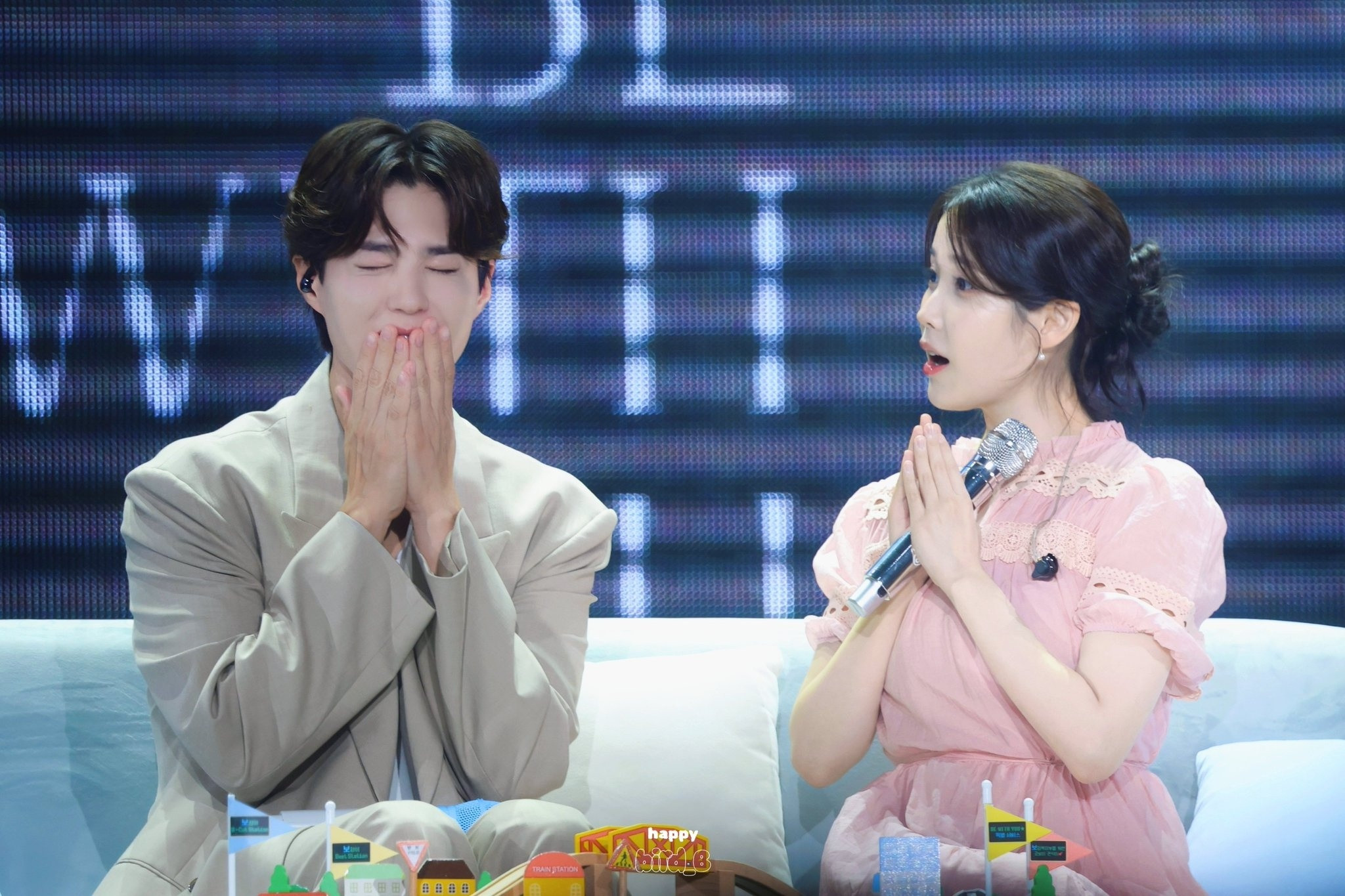 去年今日250801IU&朴宝剑粉丝见面会