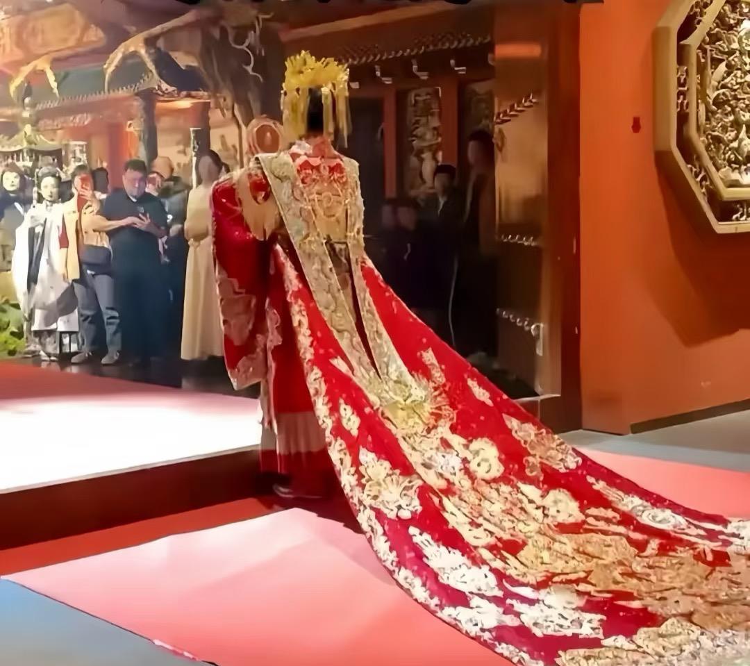 马筱梅好聪明啊看路透照片这次结婚她没穿婚纱，穿的是凤冠霞帔和旗袍，可以说是