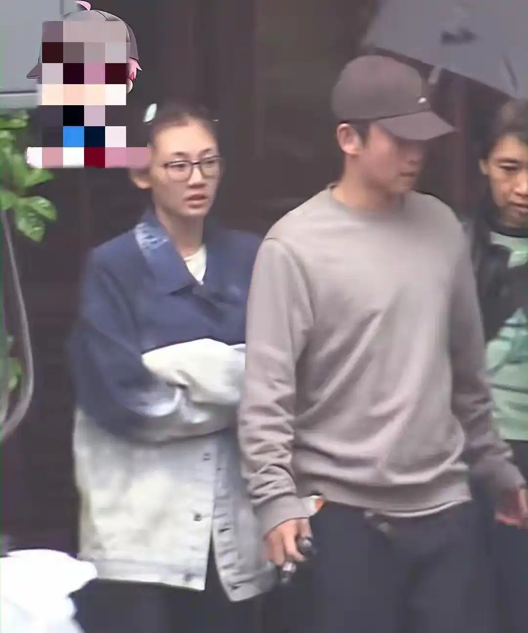 39岁郑恺和家人聚餐后，手搀扶着长辈走出饭店，同行的苗苗，戴着眼镜，非常低调！抛开明星的光环，他们两