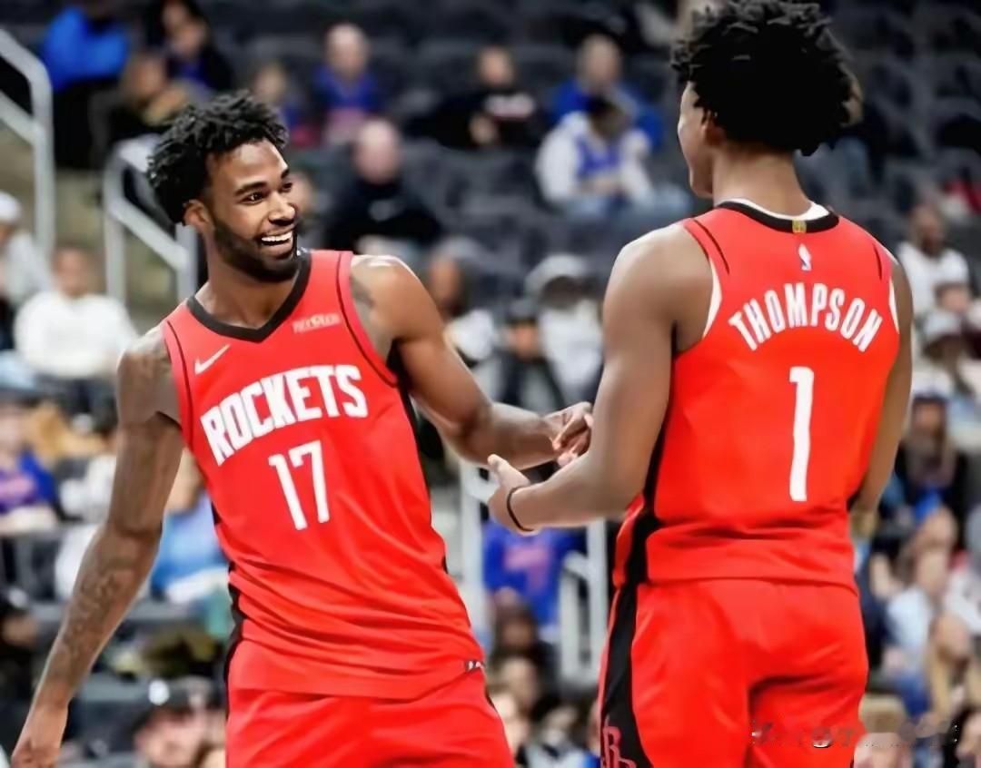 终于要复出！12月14日，火箭传来1个让球迷高兴的好消息:火箭主帅乌度卡近