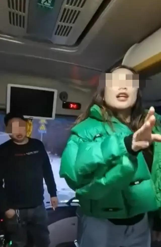 “严查到底！”2025年2月，四川成都，一男子报了个旅行团7日游，车上女导游竟然