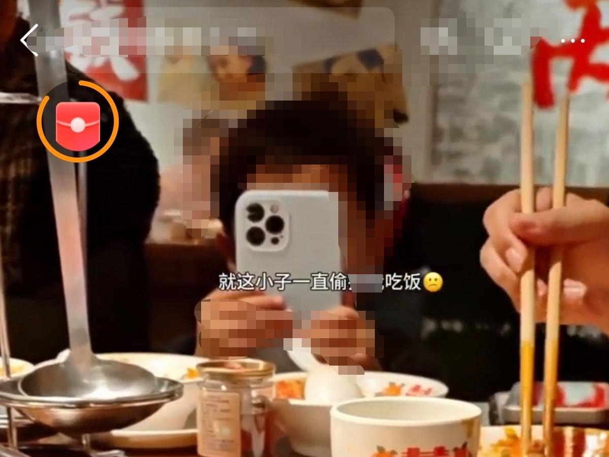 重庆，一16岁的女孩，只因为长相中性、穿得像男生，就在餐馆被当成偷拍者。她拼命解