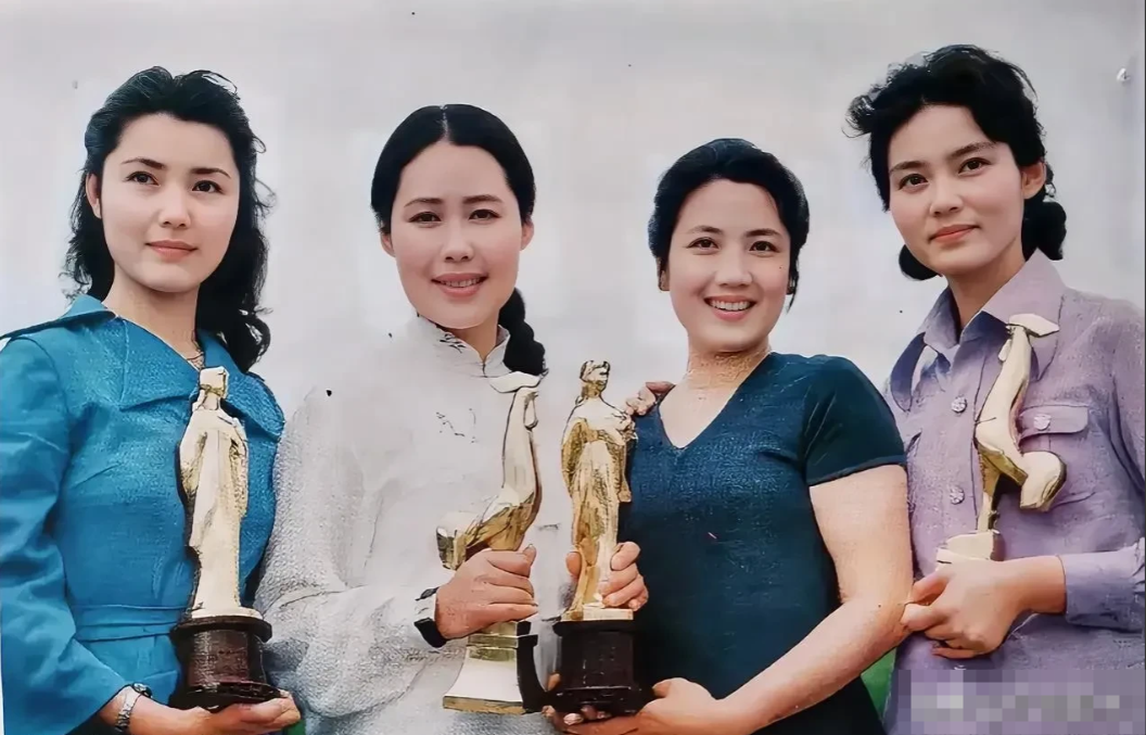 这张照片展现出了四位老演员上世纪八十年代在福州的情景，这才是她们年轻时的样貌，大