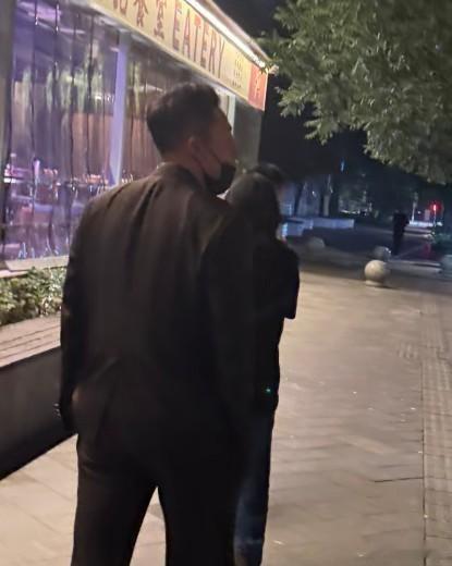 汪小菲低调接女儿回京过暑假，网友北京街头偶遇父女俩，他为何一改往日高调作风？