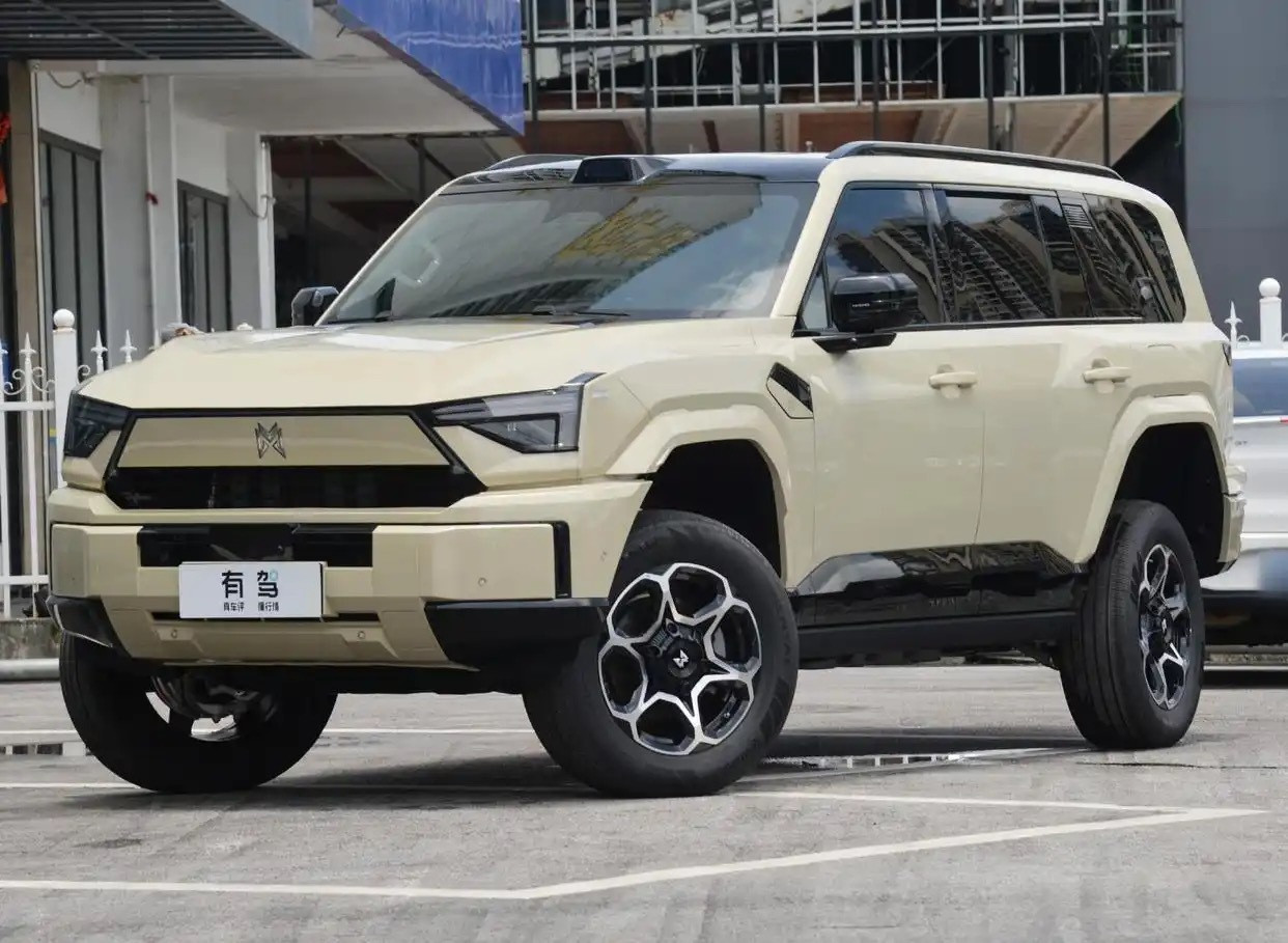 “军工硬派”搭华为智能，猛士M817上市！新车2款车型售价分别为31.99万和3
