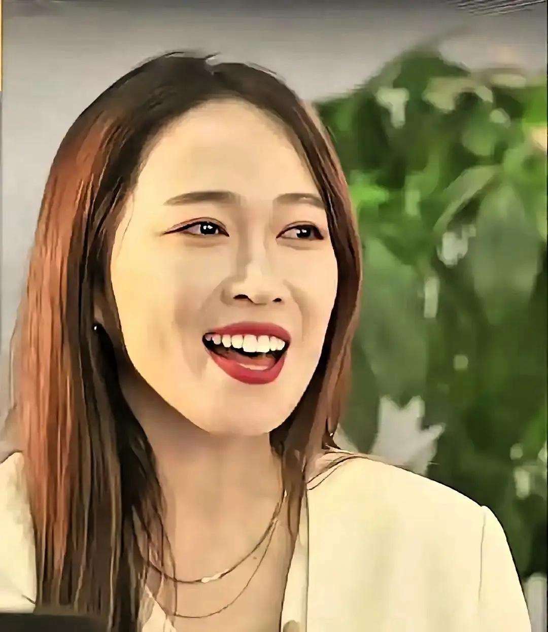 我得吃饭！开播5分钟就被满屏“蹭董宇辉”“不配卖货”的弹幕围攻，换谁都得慌，