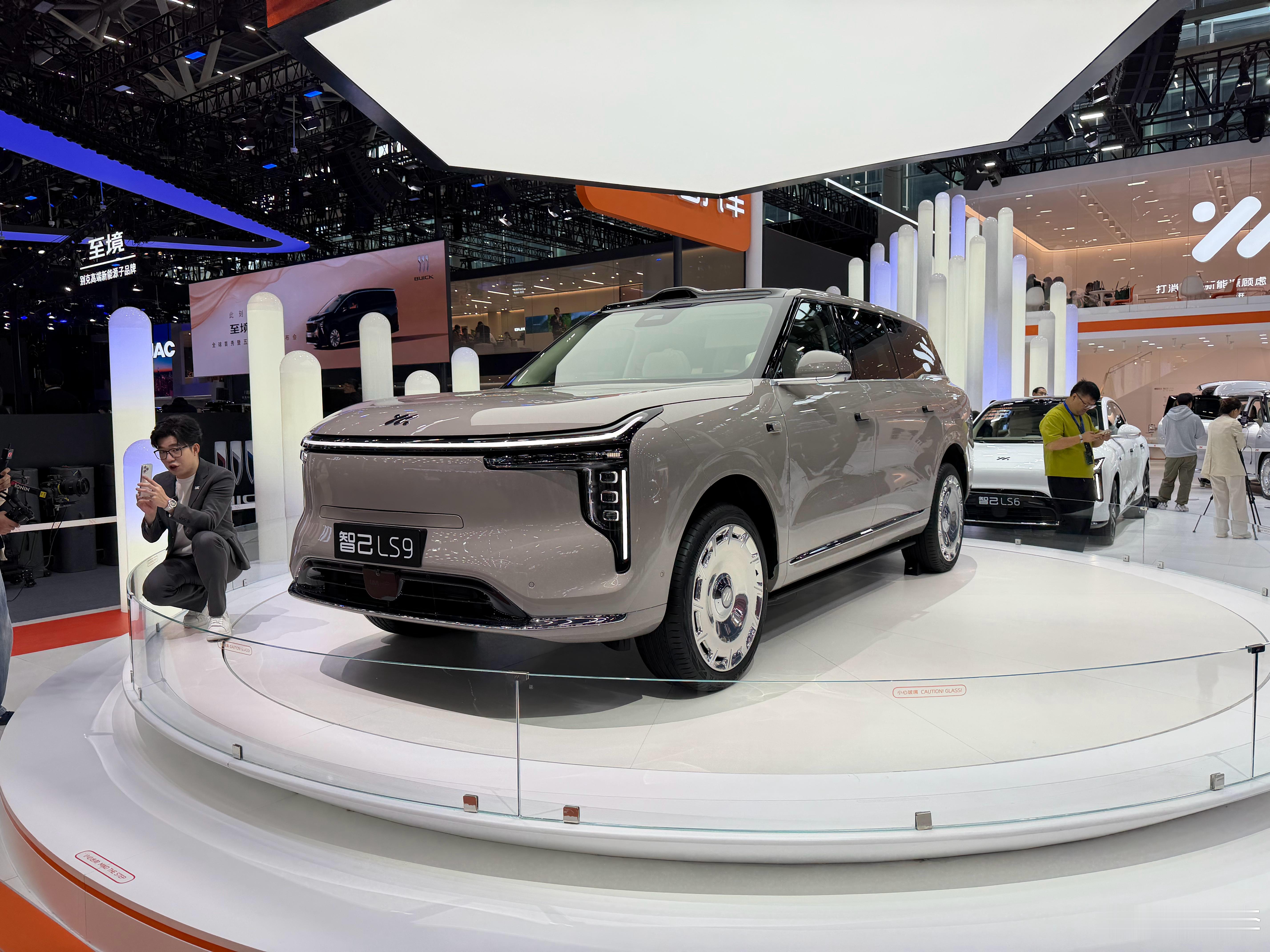 这次广州车展，智己展台主推LS6增程和LS9。LS6增程的大电池版很受欢迎，为了