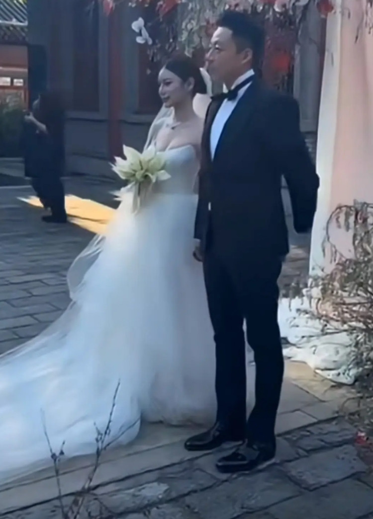 汪小菲低调再婚了，这次的婚礼和第一次完全相反。一婚时在宽阔的海边，阴天大风，媒体